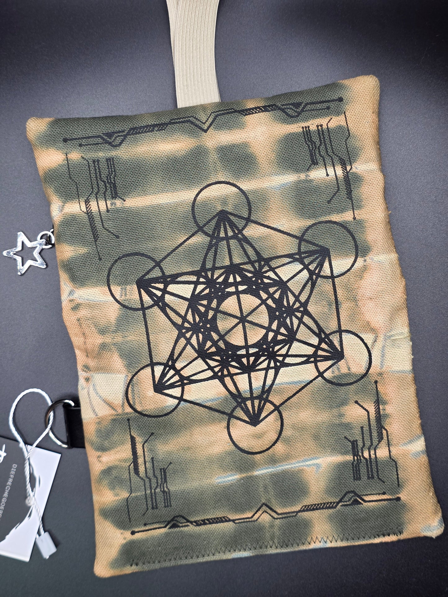 6.4 Tabacco pouch, metatrons, green batik - DIE FRECHE GÖRE