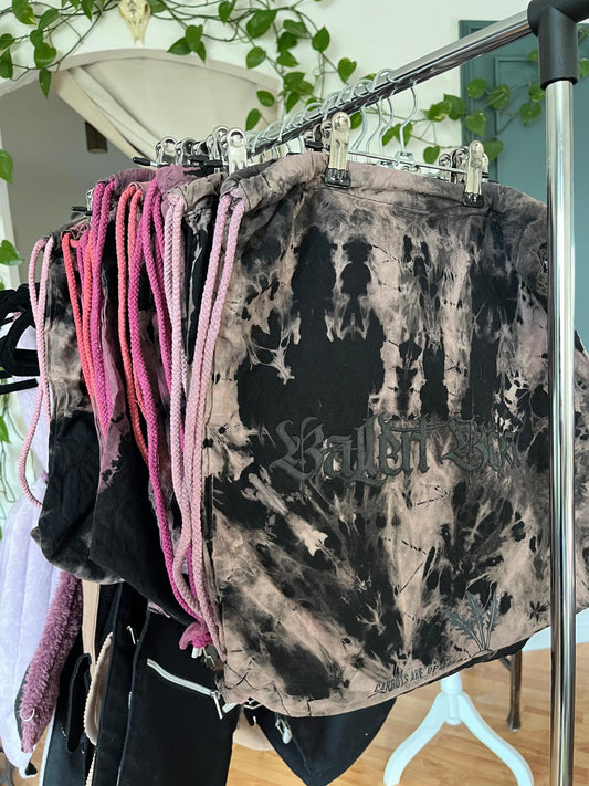 "Ballert Bös" Turnbeutel - Batik, verschiedene Farben, Einzelstücke (zufällige Auswahl) - DIE FRECHE GÖRE