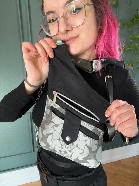 Hooded Holsterbag Silber Floral - DIE FRECHE GÖRE