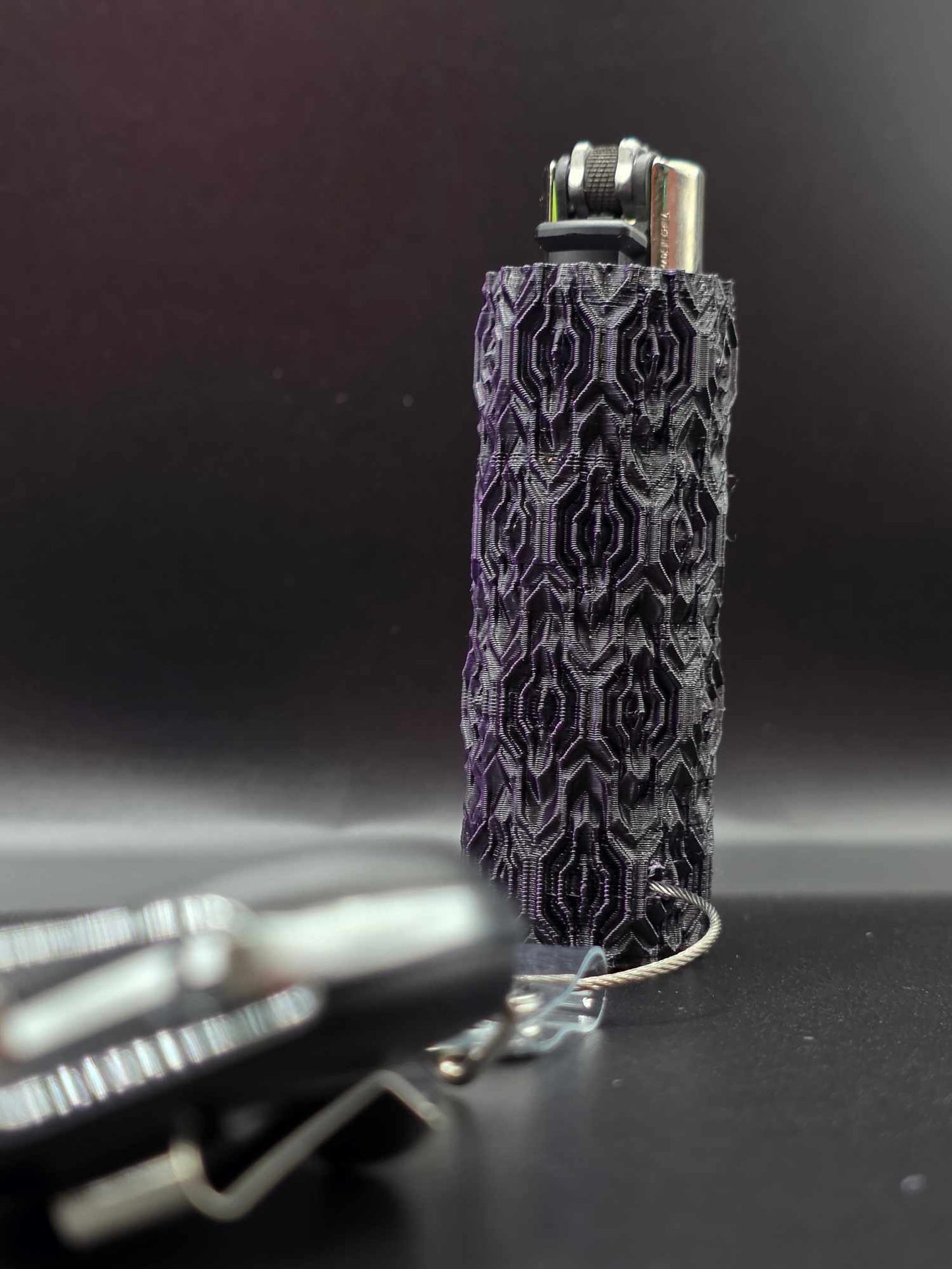 Trippy 3D Feuerzeug, schwarz-lila