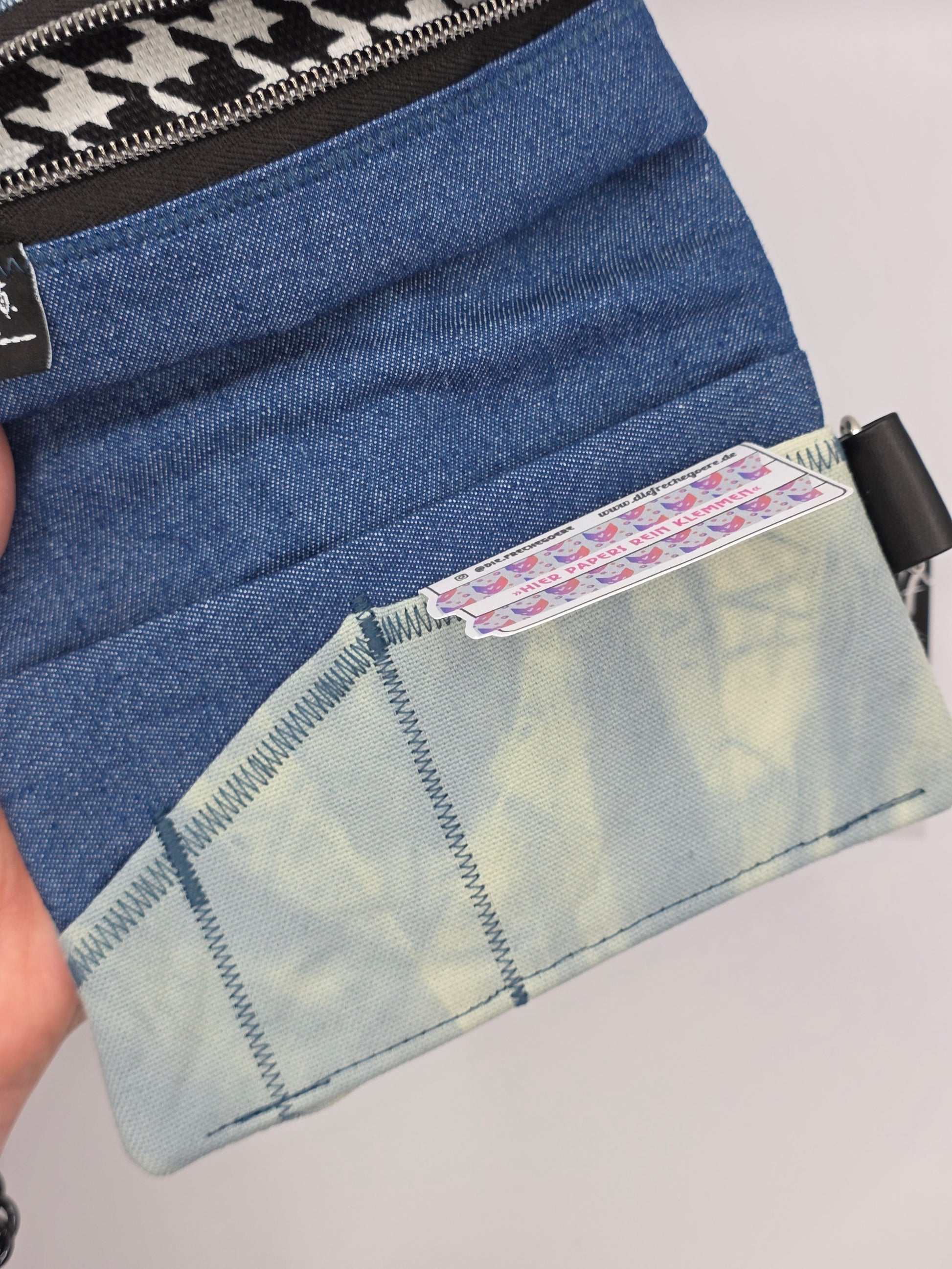 2.7 Tabacco pouch - light blue batik - DIE FRECHE GÖRE