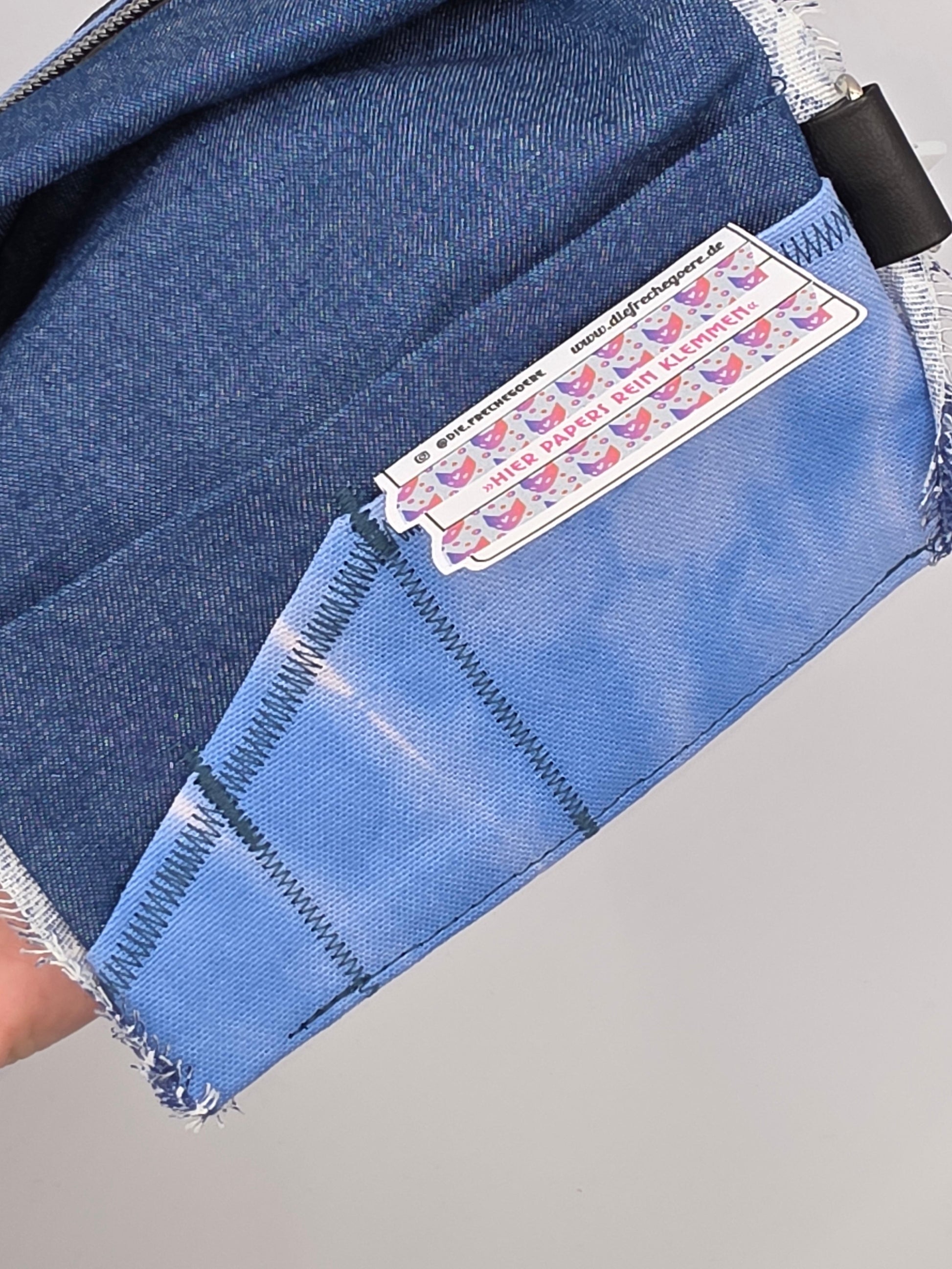 2.8 Tabacco pouch - light blue batik - DIE FRECHE GÖRE