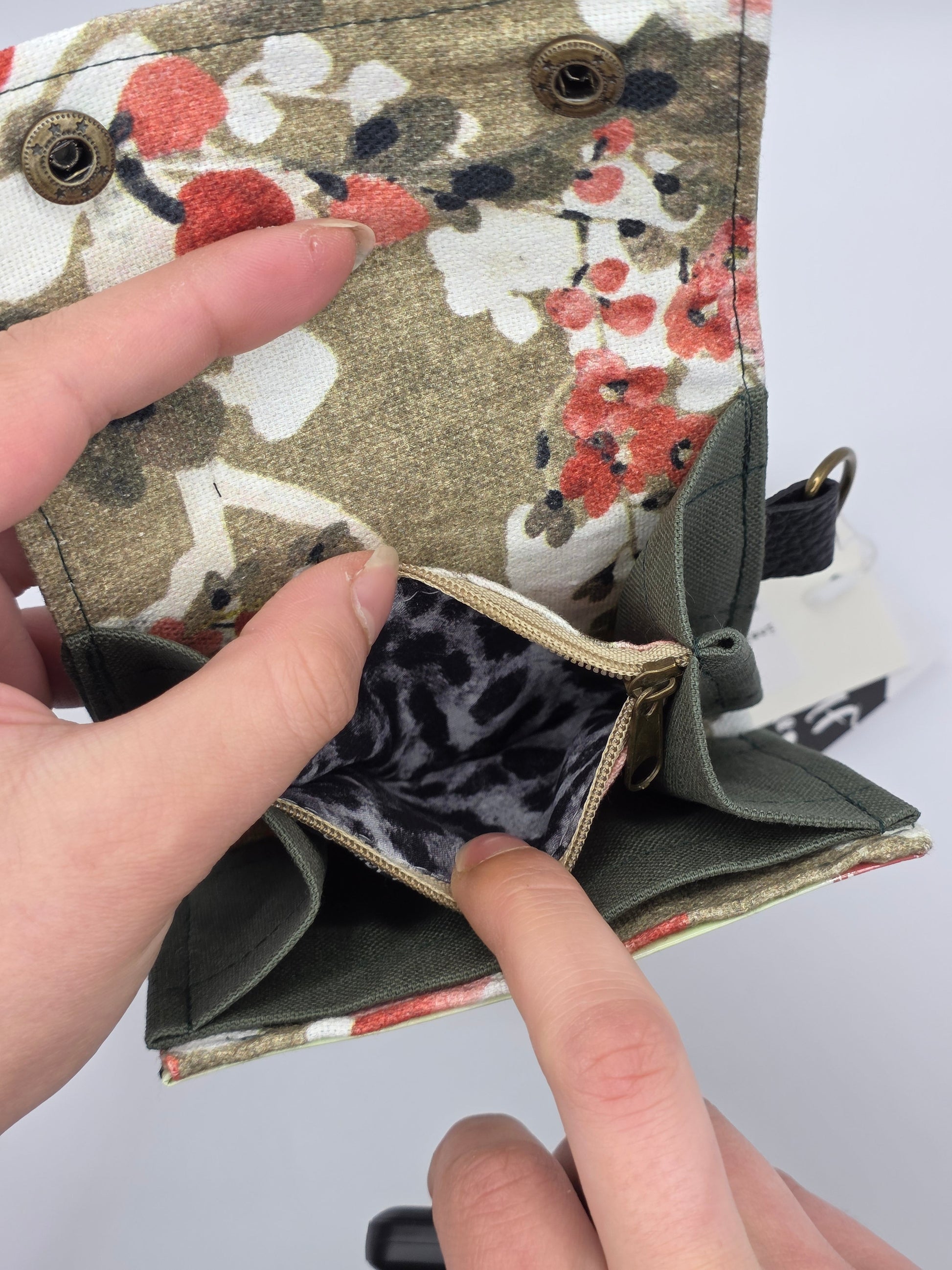 4.8 upcycling wallet, gray leo - DIE FRECHE GÖRE