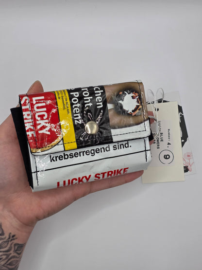 4.9 upcycling wallet, blue flowers - DIE FRECHE GÖRE