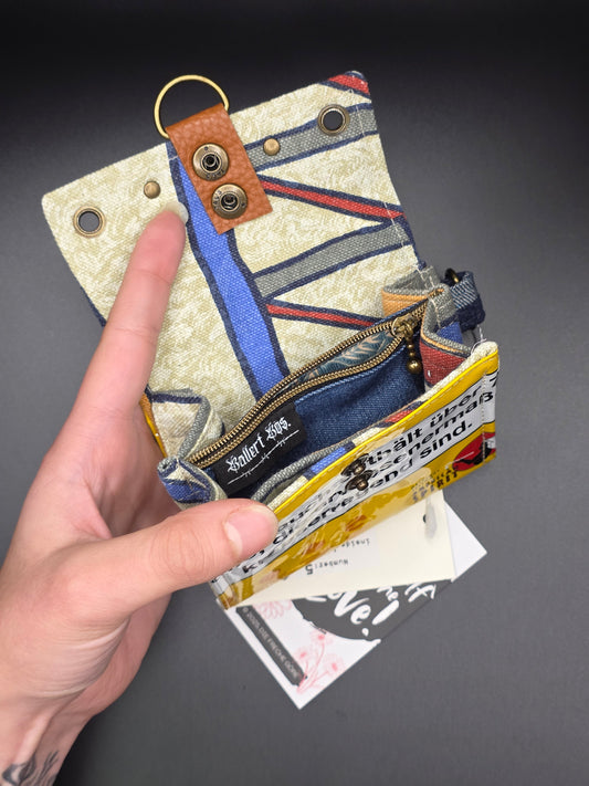5.6 upcycling wallet - BLUE FLOWERS - DIE FRECHE GÖRE