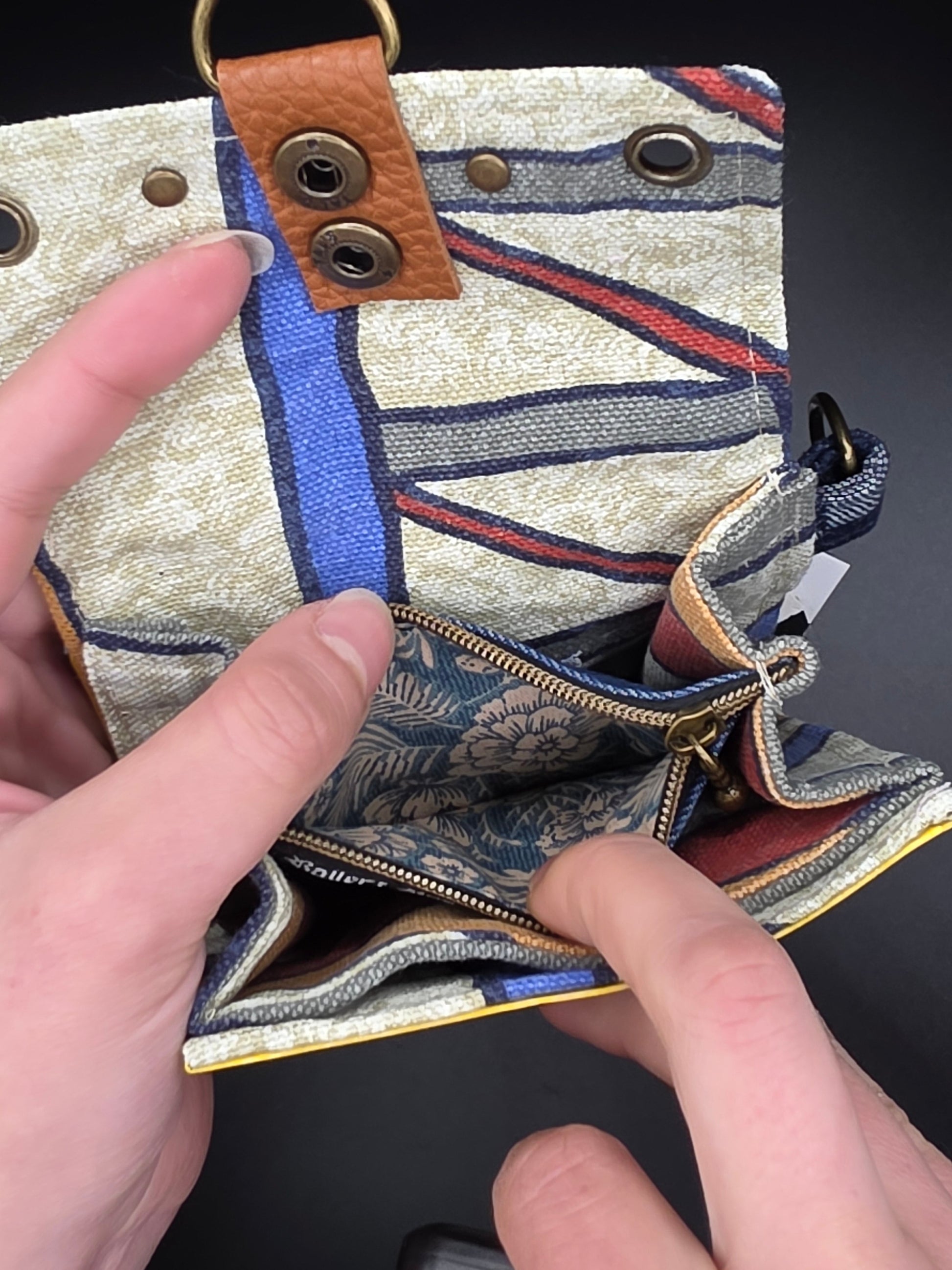 5.6 upcycling wallet - BLUE FLOWERS - DIE FRECHE GÖRE