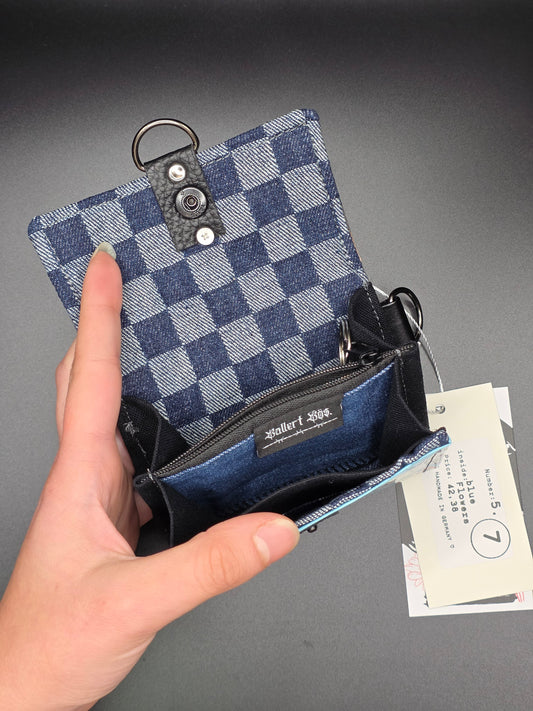 5.7 upcycling wallet - BLUE FLOWERS - DIE FRECHE GÖRE