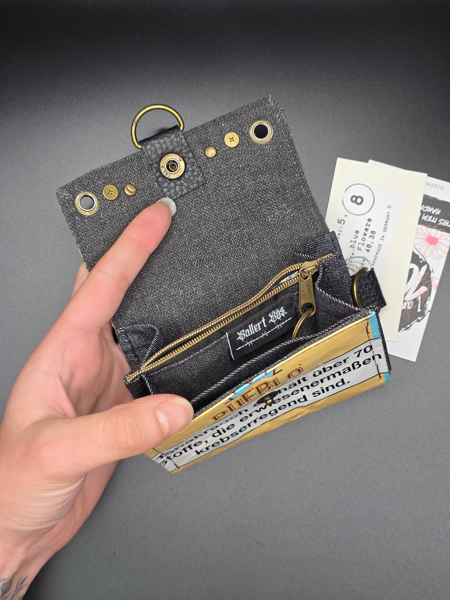 5.8 upcycling wallet - BLUE FLOWERS - DIE FRECHE GÖRE