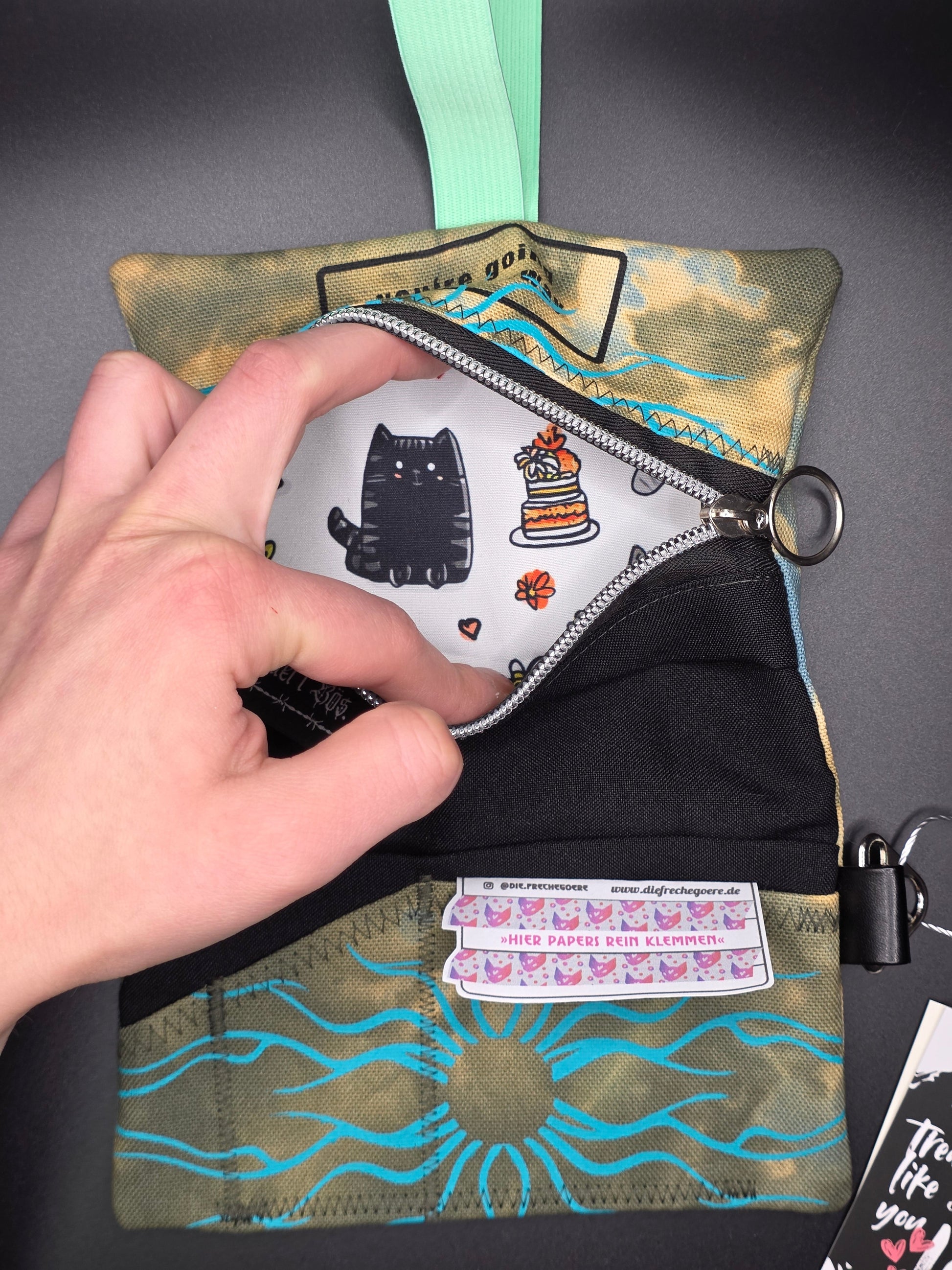 6.5 Tabacco pouch, jade tribals, green batik - DIE FRECHE GÖRE