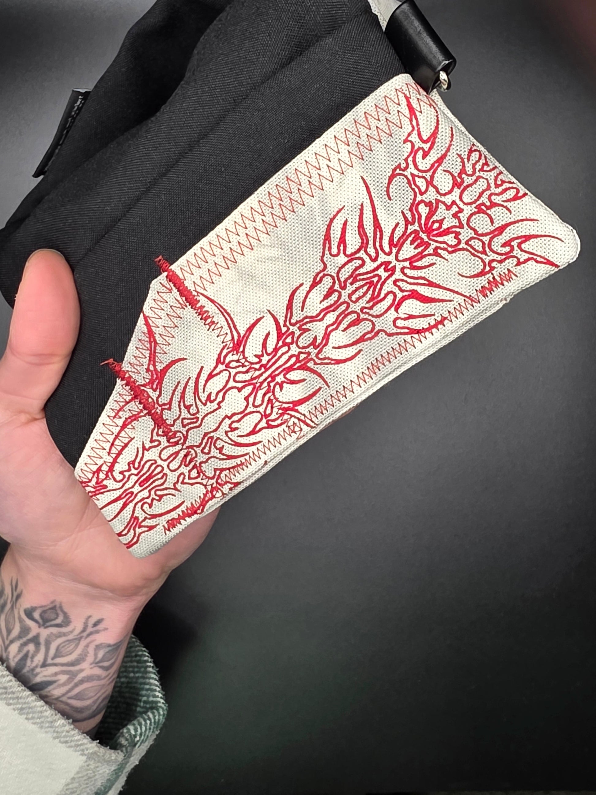7.1 Tabacco pouch, red tribals, smokey batik - DIE FRECHE GÖRE