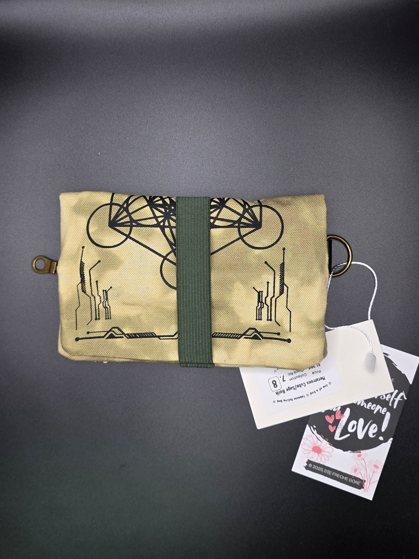 7.8 Tabacco pouch, Metatrons Cube, sage green batik - DIE FRECHE GÖRE
