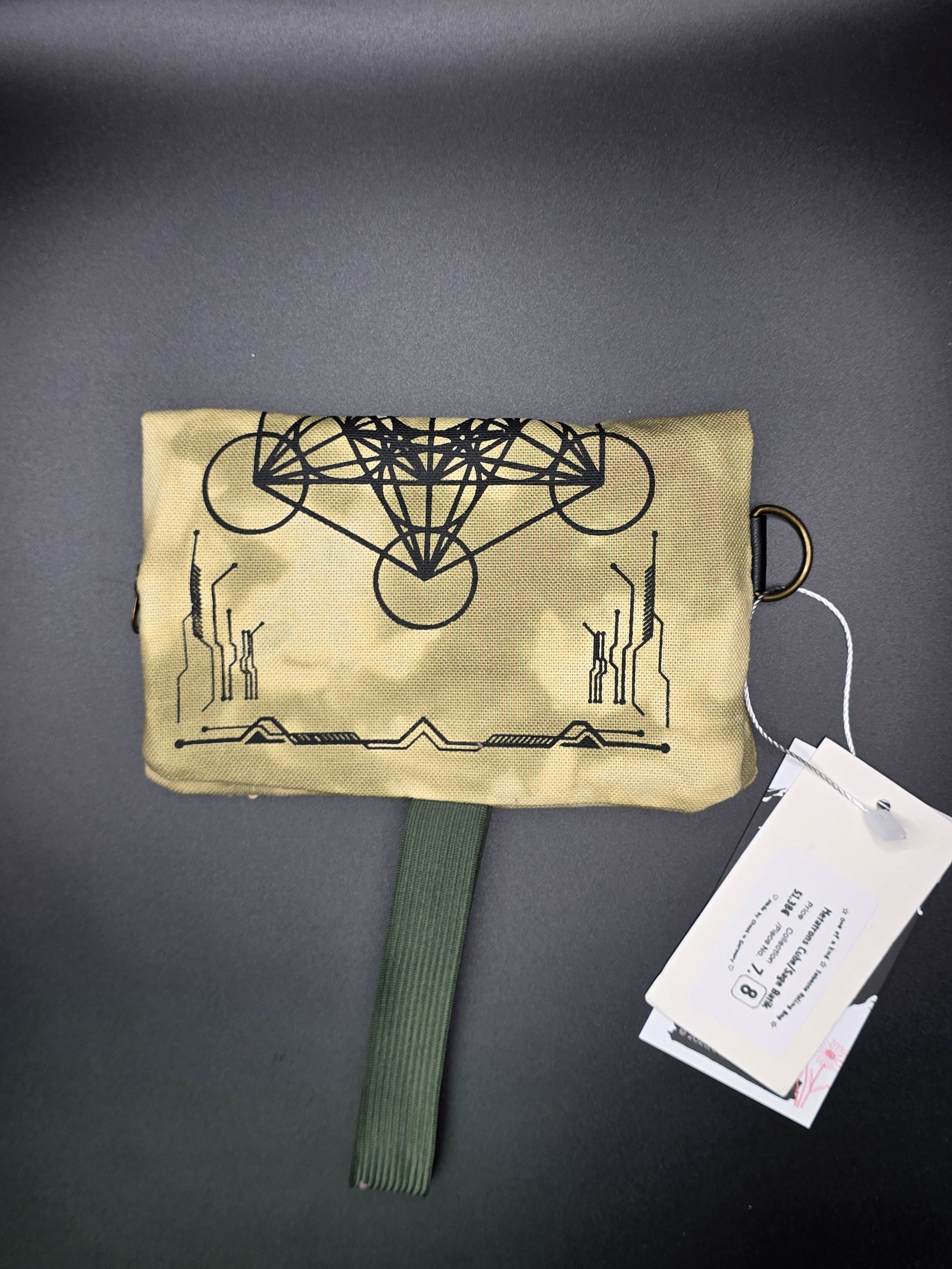 7.8 Tabacco pouch, Metatrons Cube, sage green batik - DIE FRECHE GÖRE