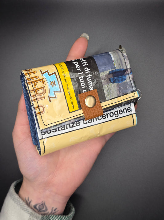 8.10 upcycling wallet - BLUE FLOWER - DIE FRECHE GÖRE