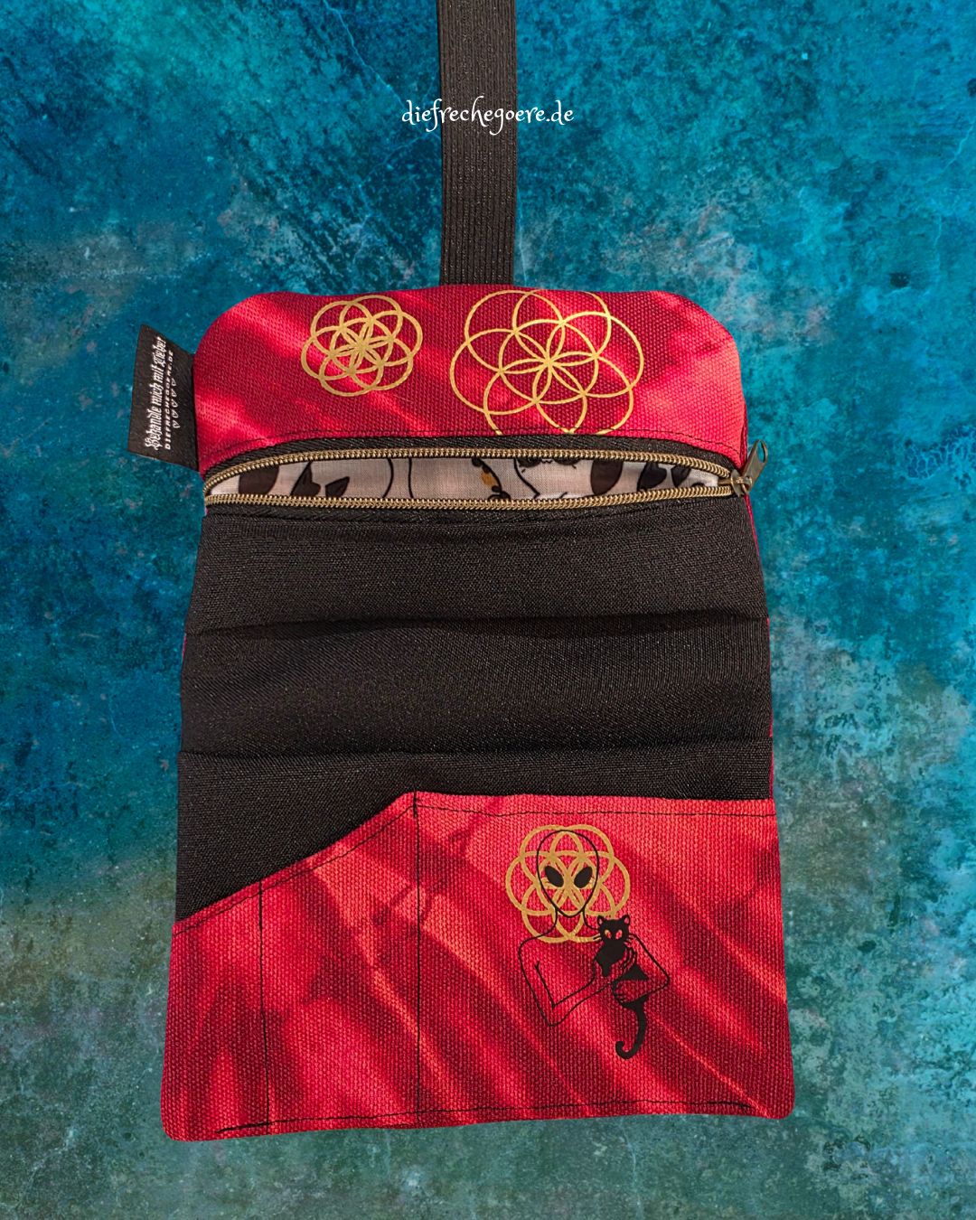 Batik „Tribals" Tabaktasche Rot  / Gold - Hidden Cats