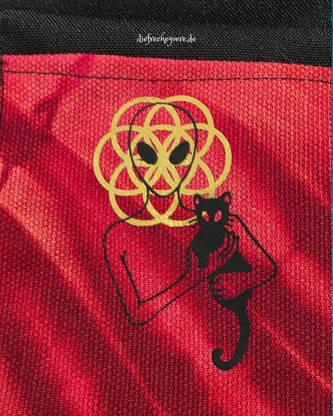 Batik „Tribals" Tabaktasche Rot  / Gold - Hidden Cats