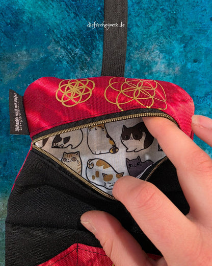 Batik „Tribals" Tabaktasche Rot  / Gold - Hidden Cats