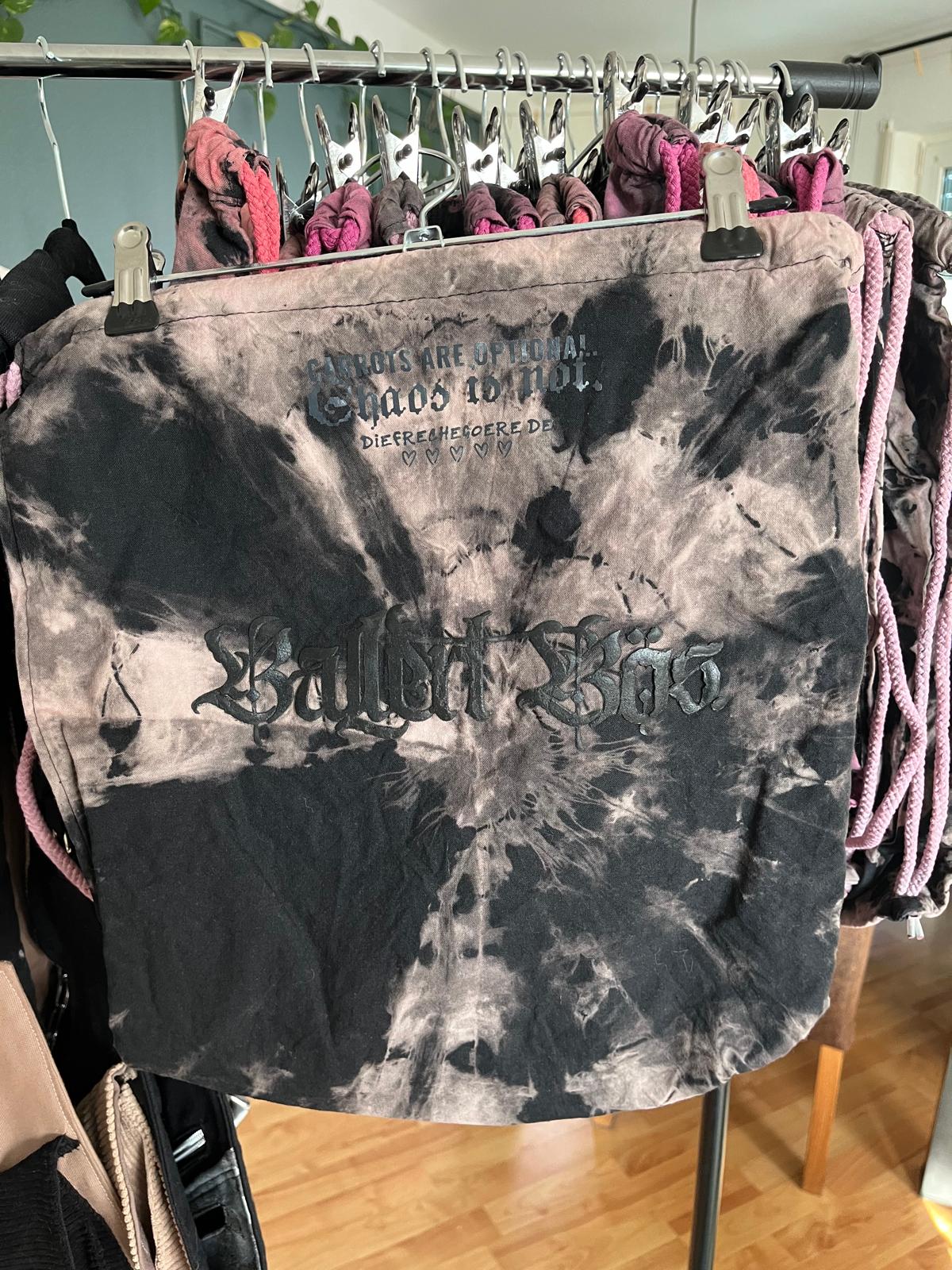 "Ballert Bös" Turnbeutel - Batik, verschiedene Farben, Einzelstücke (zufällige Auswahl) - DIE FRECHE GÖRE