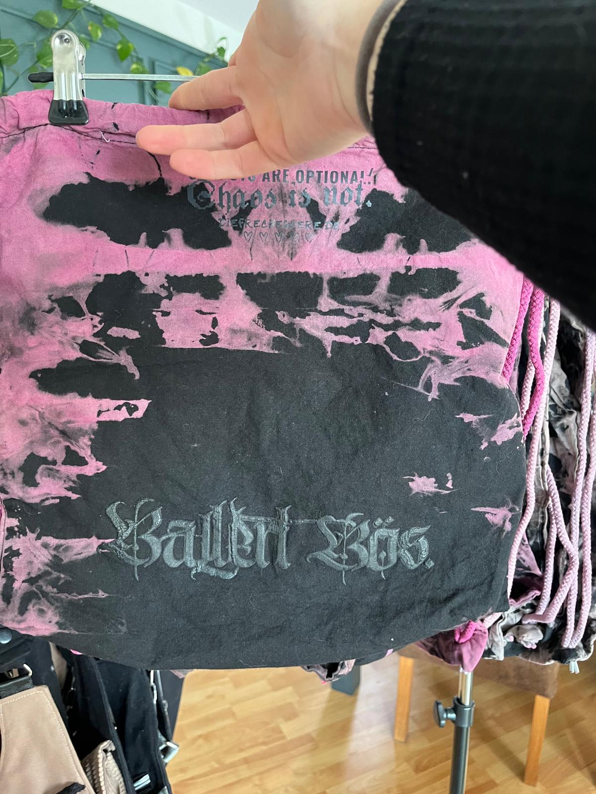 "Ballert Bös" Turnbeutel - Batik, verschiedene Farben, Einzelstücke (zufällige Auswahl) - DIE FRECHE GÖRE