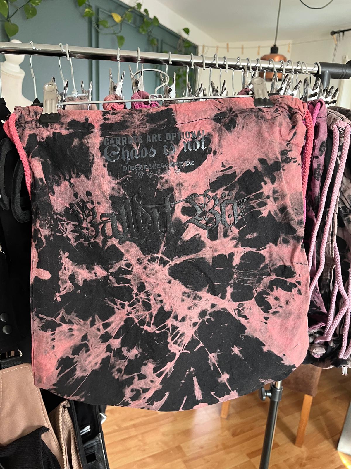 "Ballert Bös" Turnbeutel - Batik, verschiedene Farben, Einzelstücke (zufällige Auswahl) - DIE FRECHE GÖRE