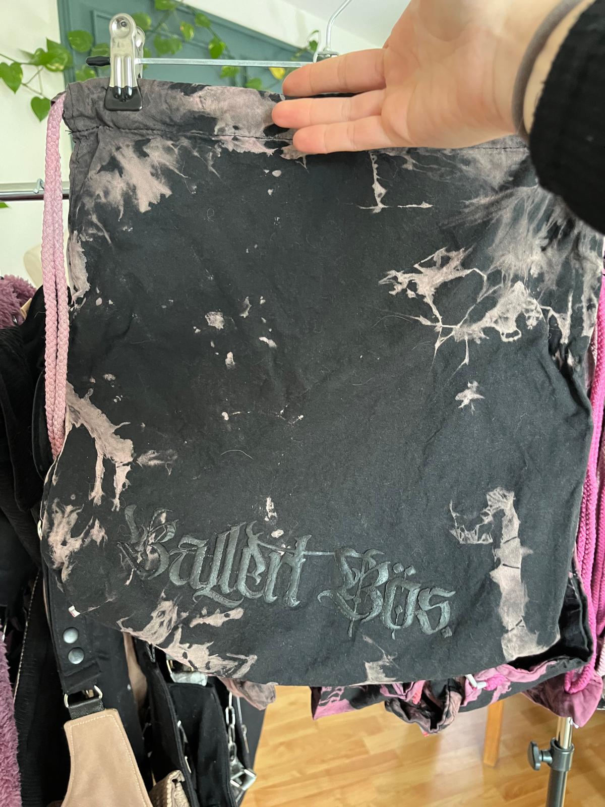 "Ballert Bös" Turnbeutel - Batik, verschiedene Farben, Einzelstücke (zufällige Auswahl) - DIE FRECHE GÖRE