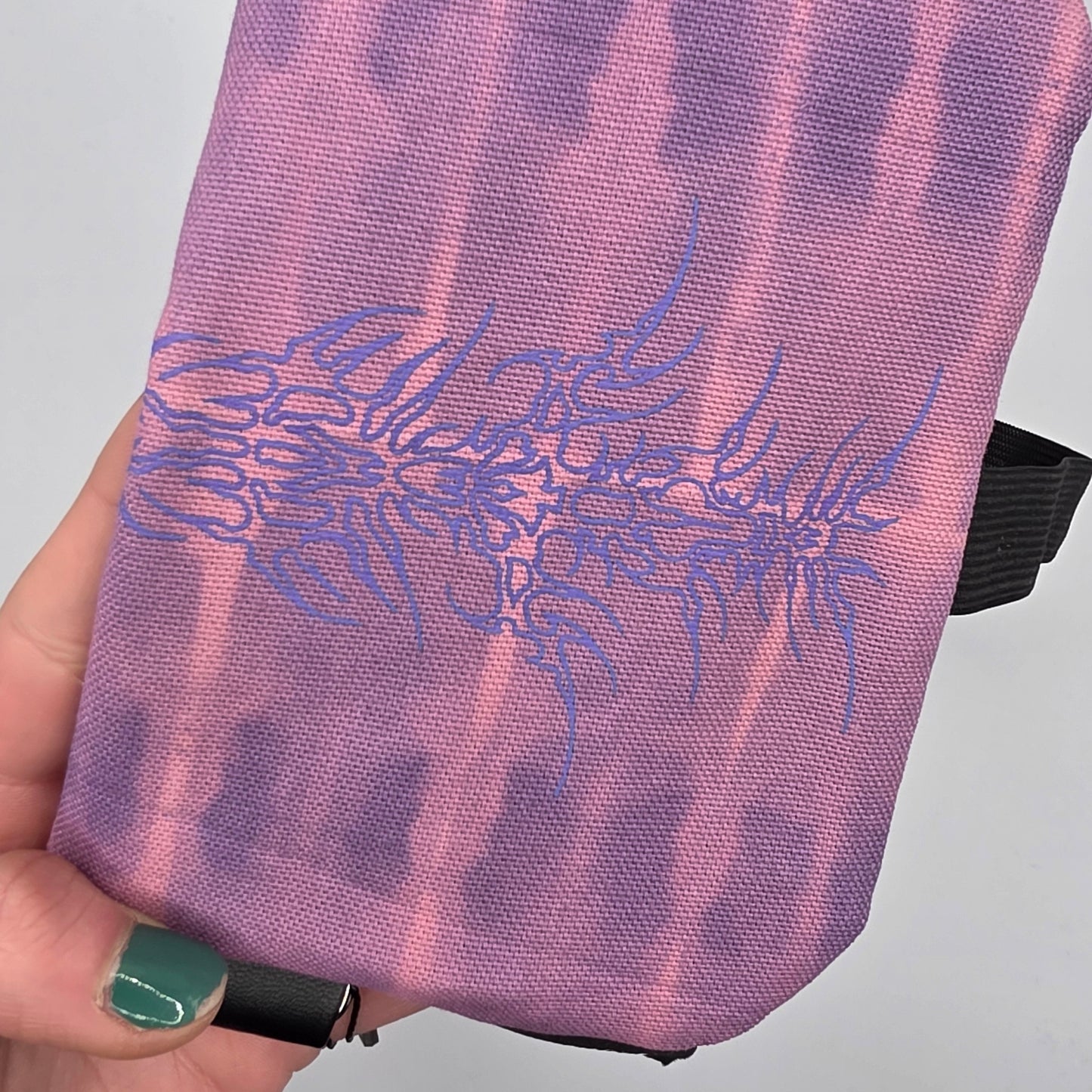Batik „Lila Tribals" Tabaktasche Nr. 11 - DIE FRECHE GÖRE