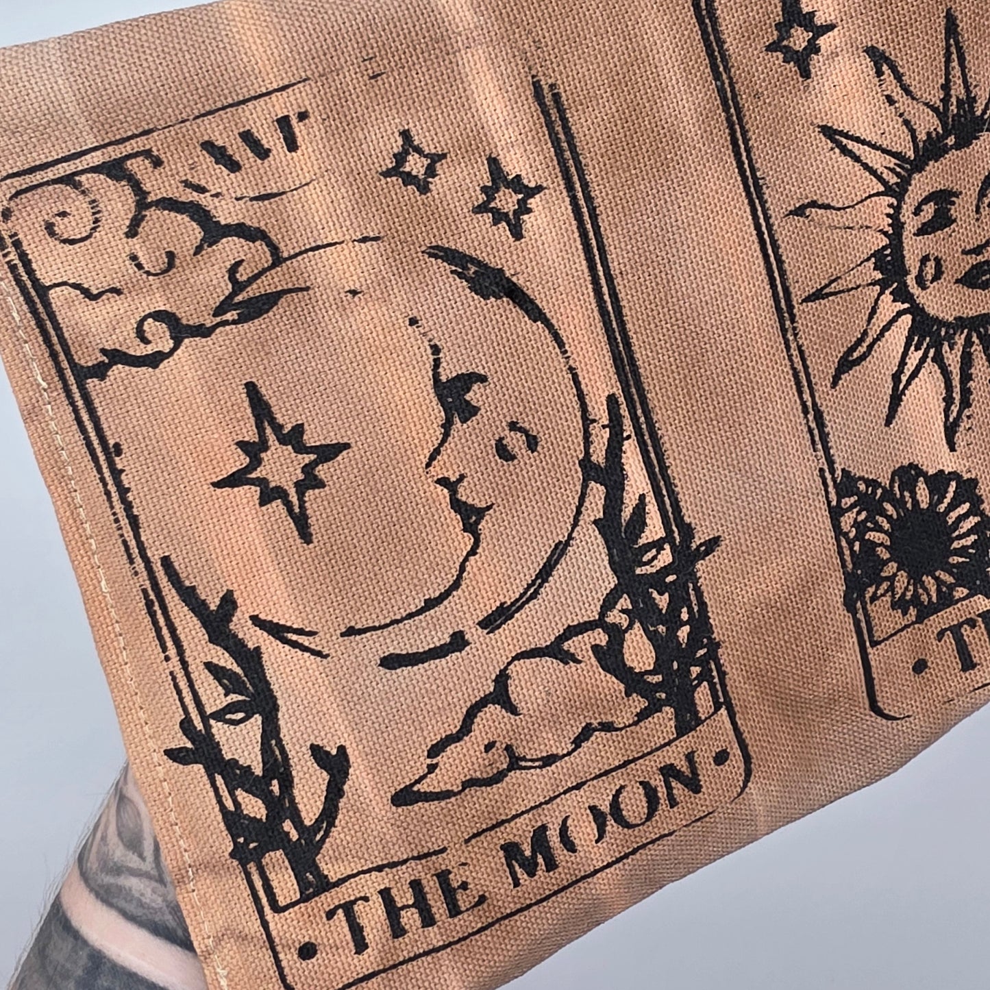Batik „Sun and Moon" Tabaktasche Nr. 4 (Juni) - DIE FRECHE GÖRE