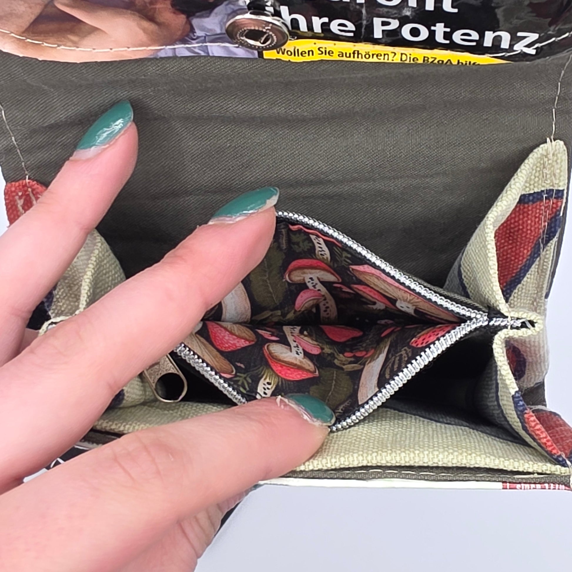 Geldbeutel (Upcycled Trash) Nr. 7 - Shrooms Inside - DIE FRECHE GÖRE