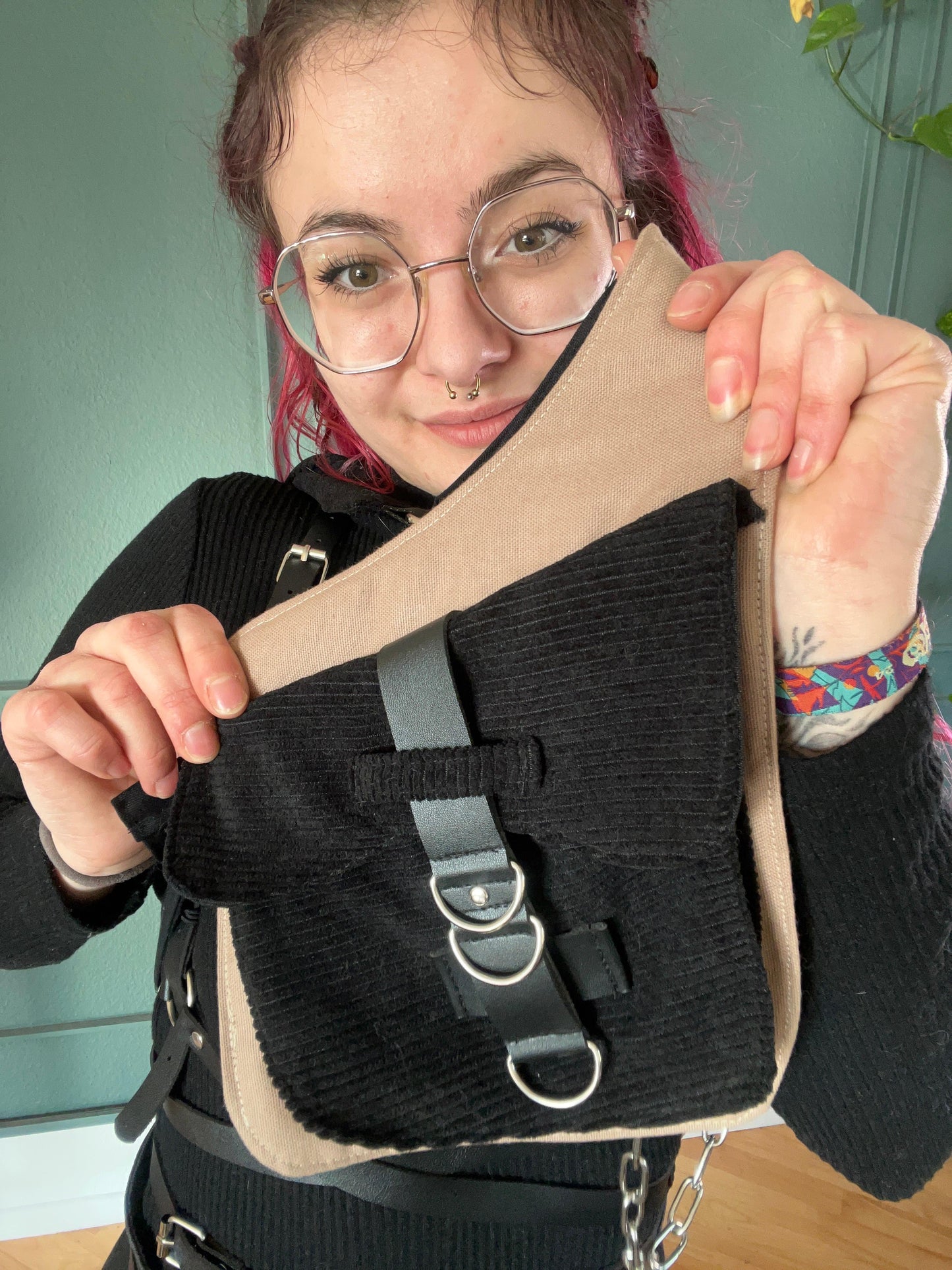 Hooded Bunny Holsterbag - Schwarz Cord mit beige - DIE FRECHE GÖRE