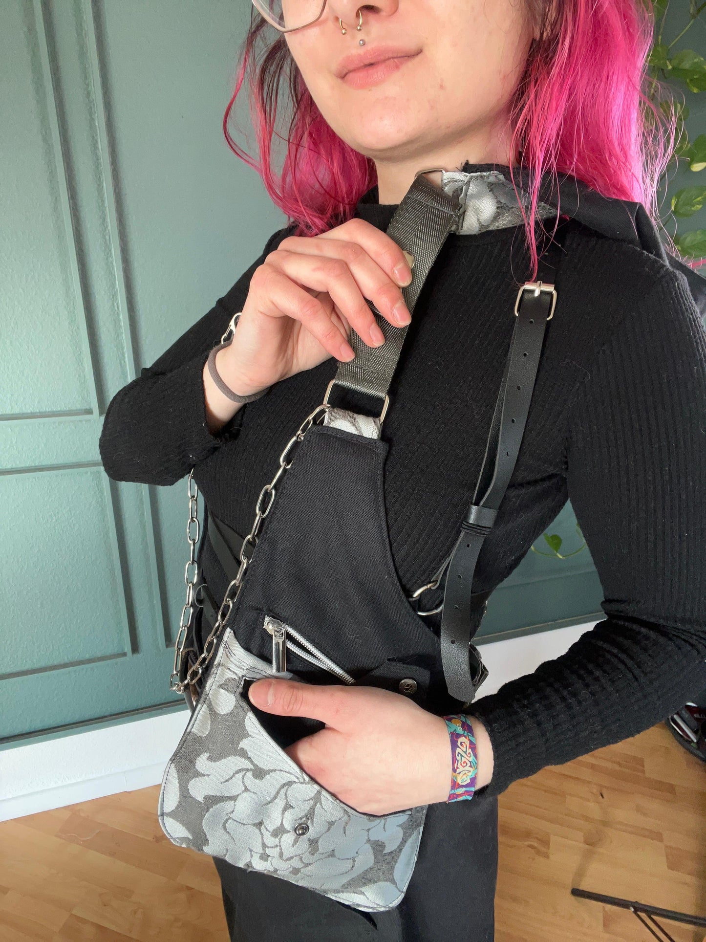 Hooded Holsterbag Silber Floral - DIE FRECHE GÖRE