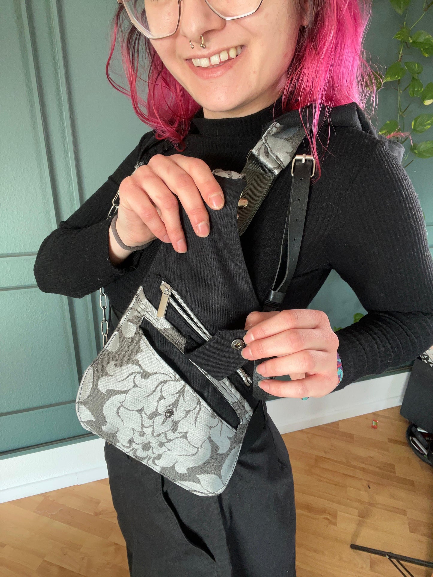 Hooded Holsterbag Silber Floral - DIE FRECHE GÖRE