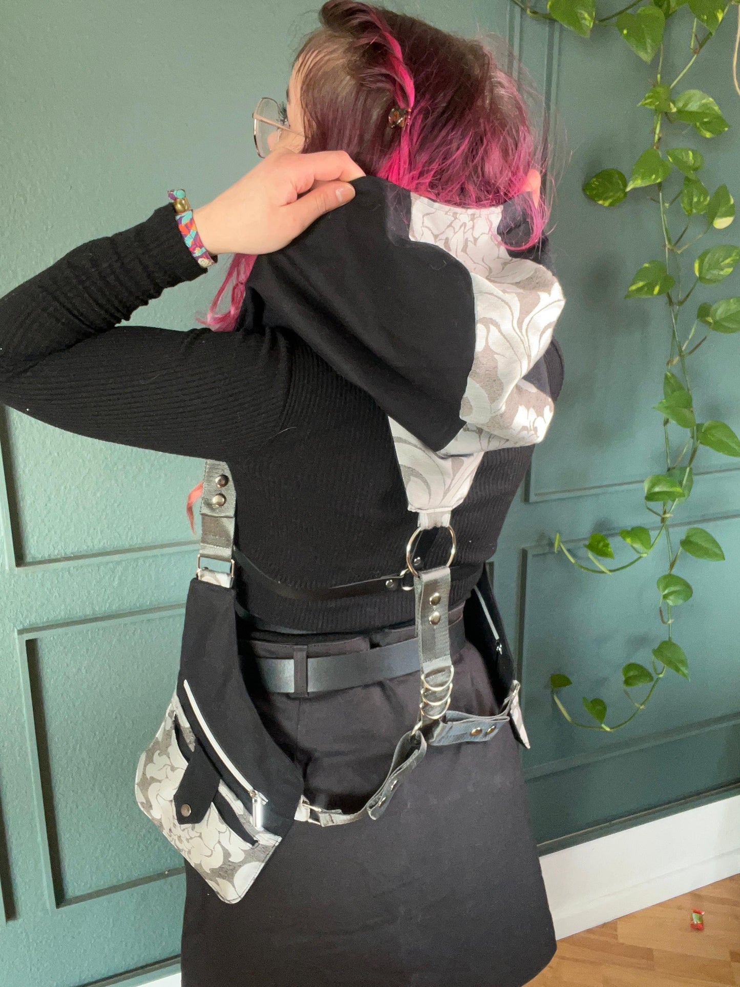 Hooded Holsterbag Silber Floral - DIE FRECHE GÖRE