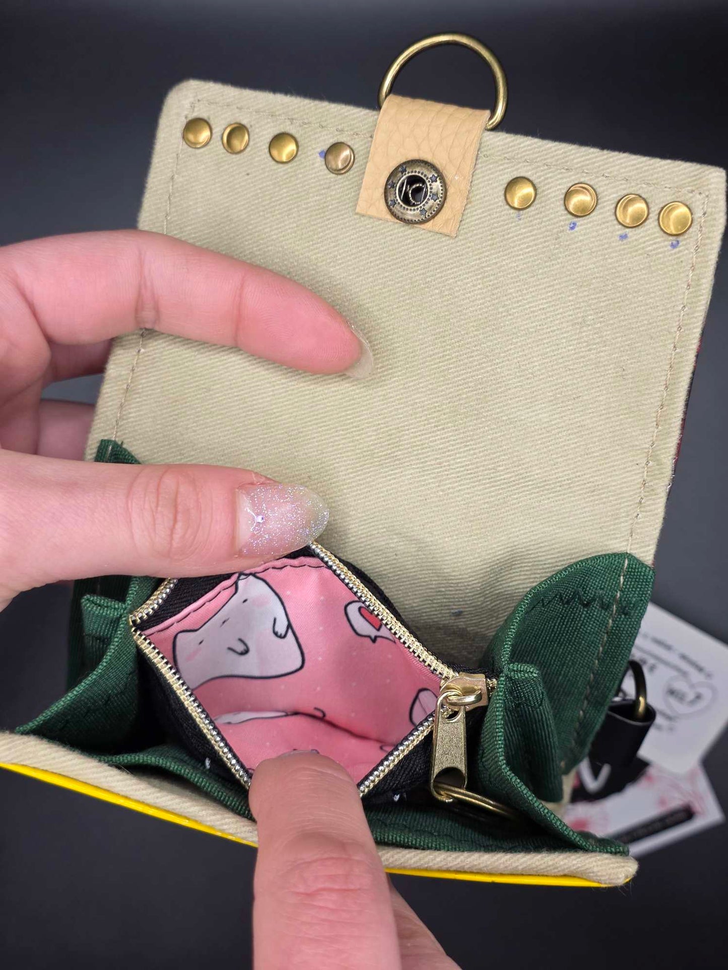 W11.7 wallet - upcycled, Cats inside