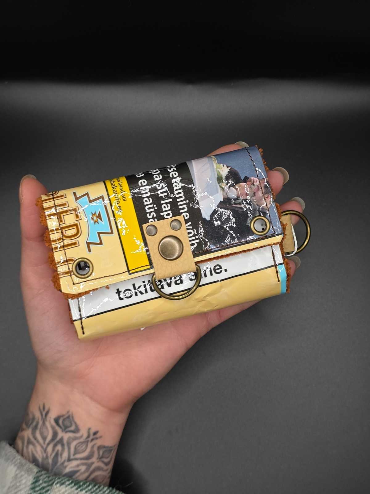 9.2 wallet, upcycled, beige cats