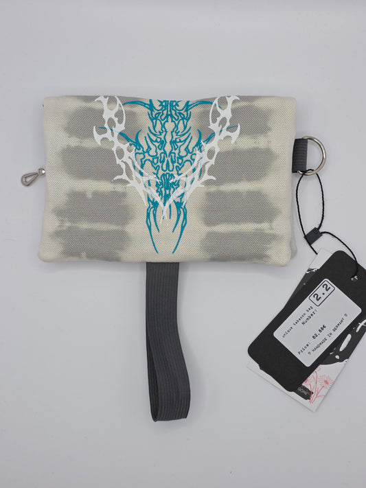 2.2 Tabacco pouch - gray batik