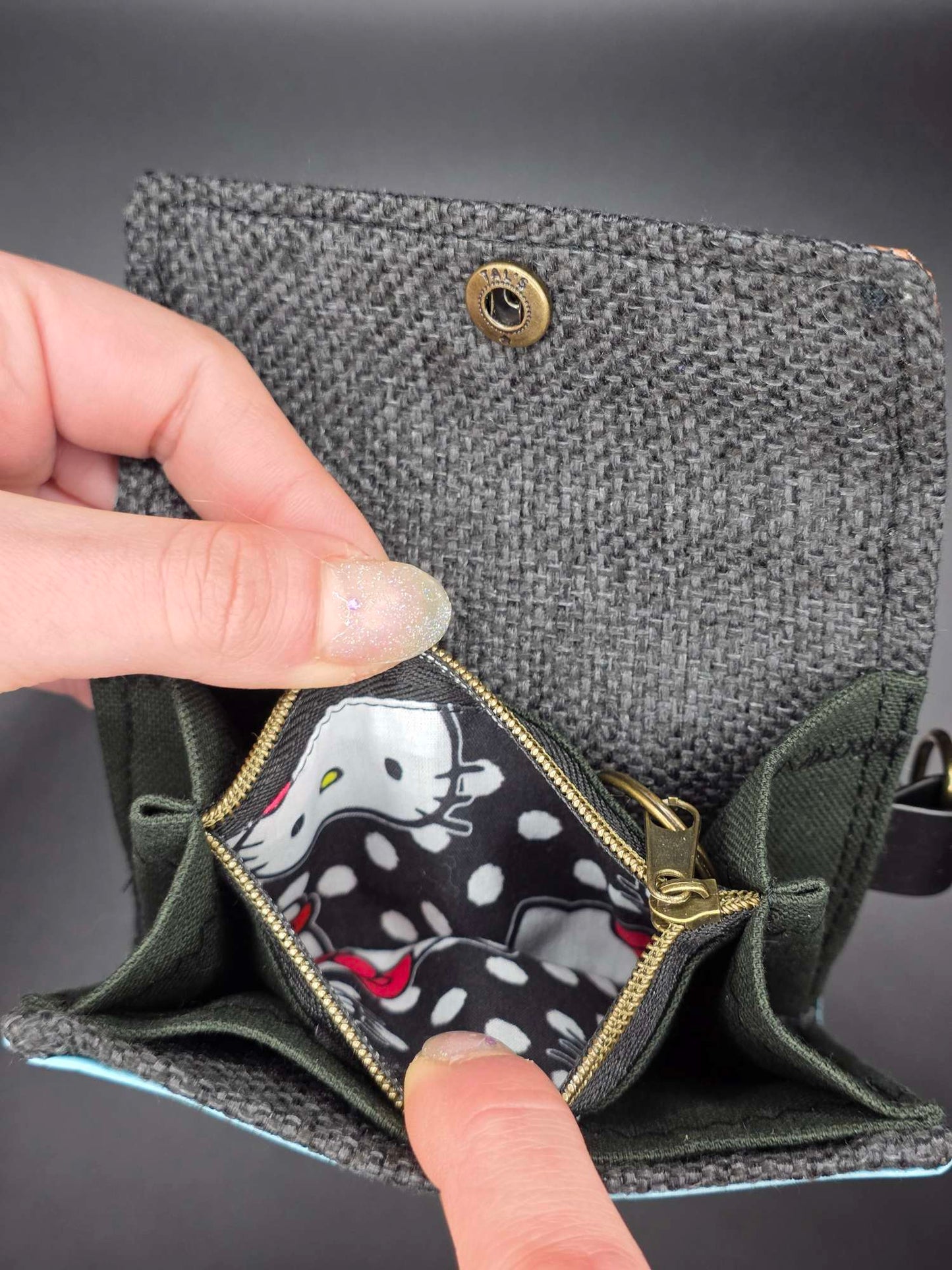 Windows 11.8 wallet - upcycled, Hello Cat inside