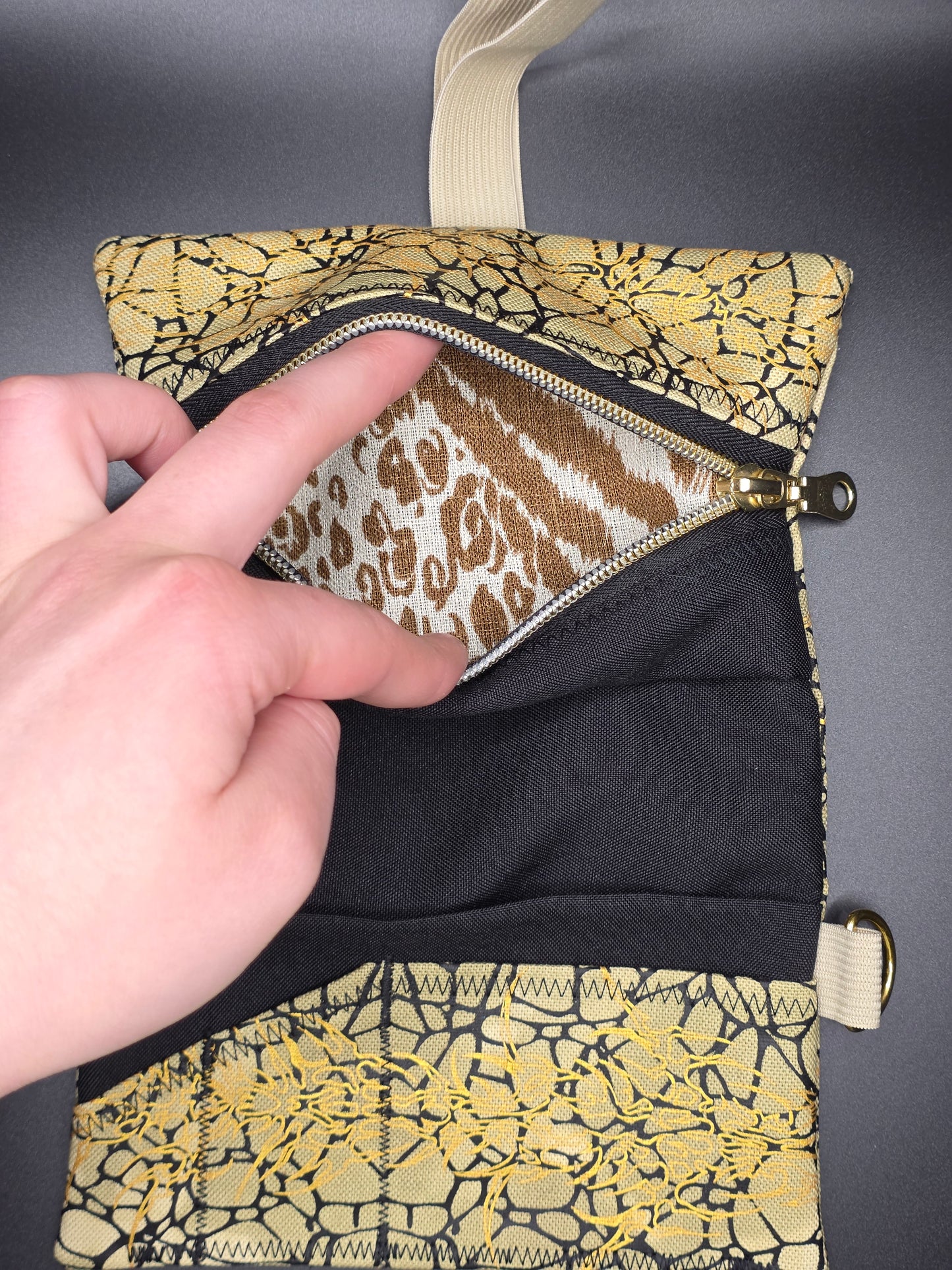 TT13.1 Tabacco pouch, tribals gold