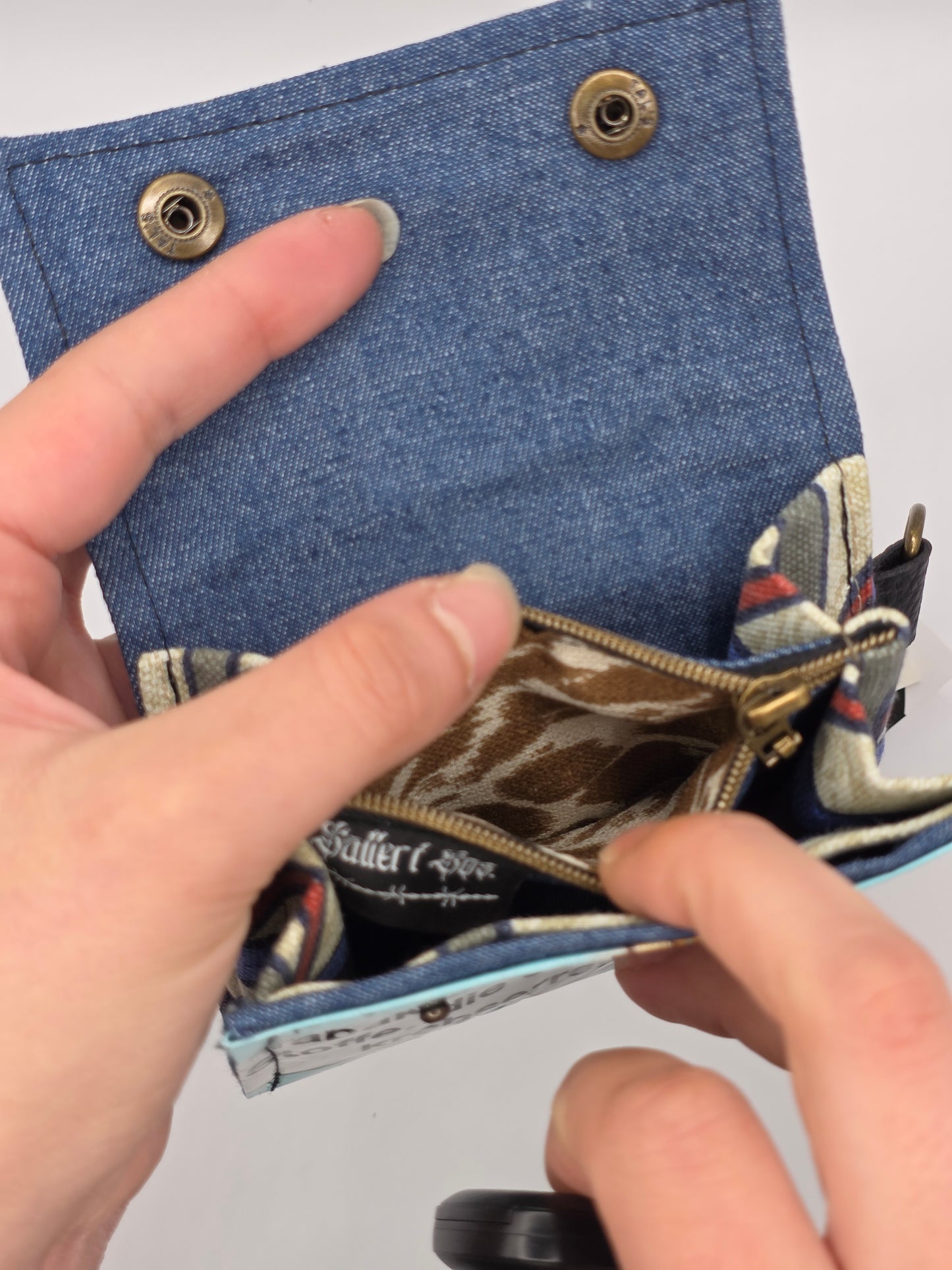 4.15 upcycling wallet, giraffe