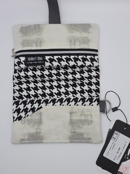 2.2 Tabacco pouch - gray batik