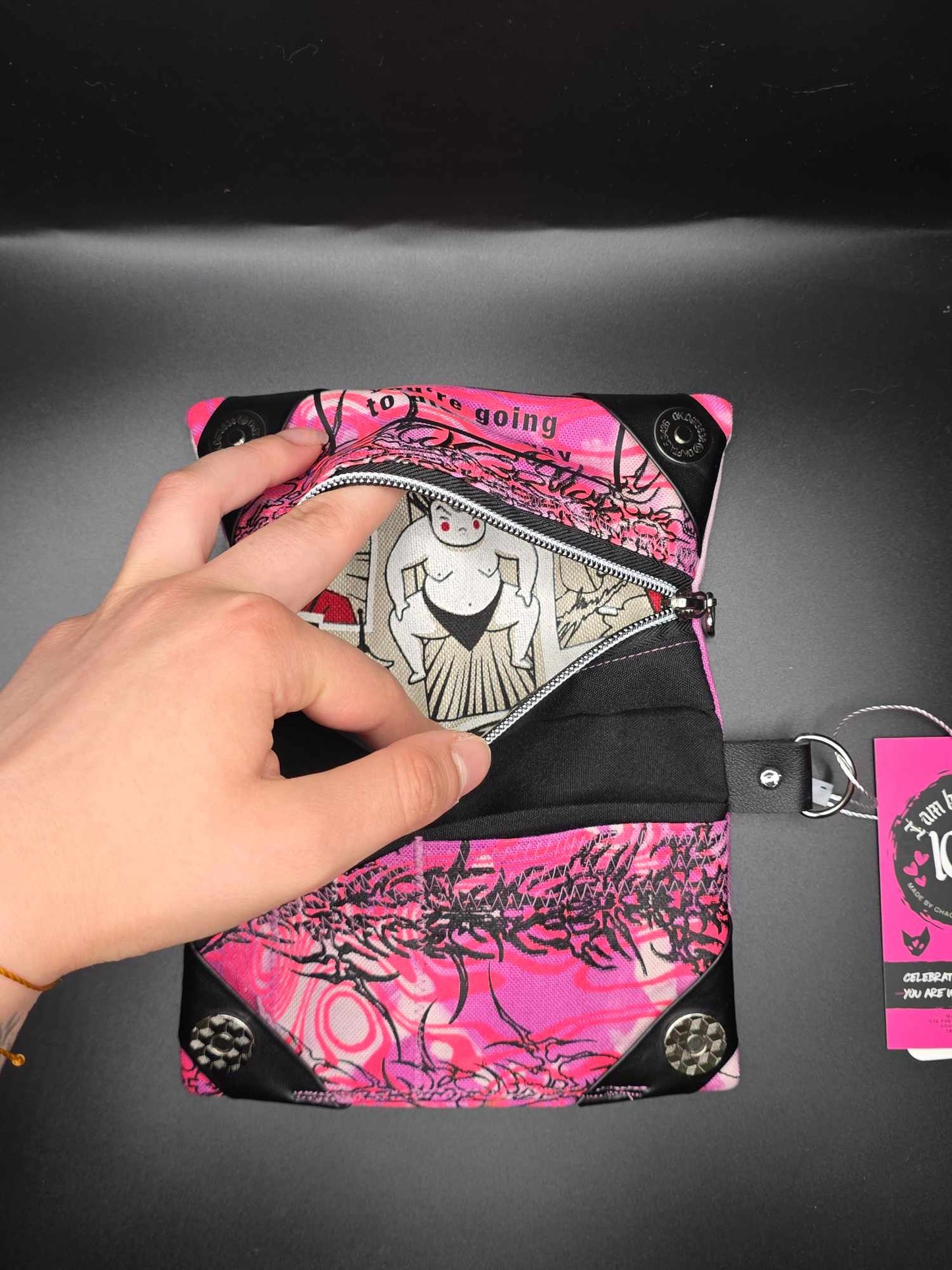 TT14.10 Tabaktasche, Trippy Tribals - Magnetknopf