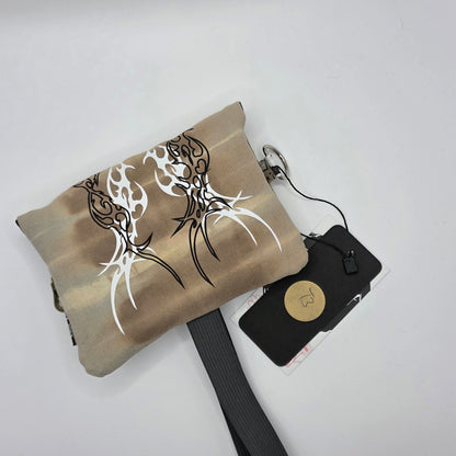 Batik „Tribals" Tabaktasche Nr. 3 (Juni) - hidden cats
