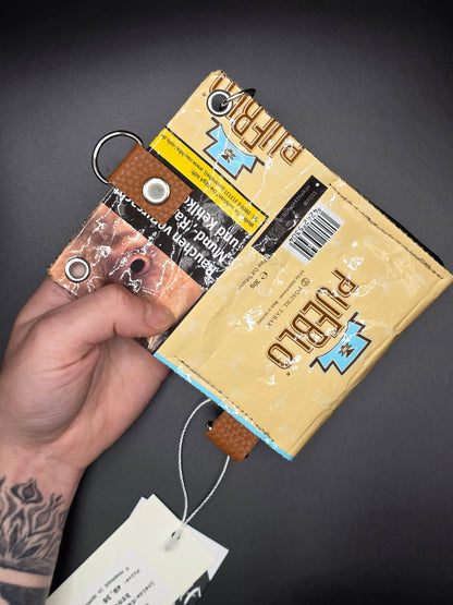 6.8 upcycling wallet - CATS BROWN