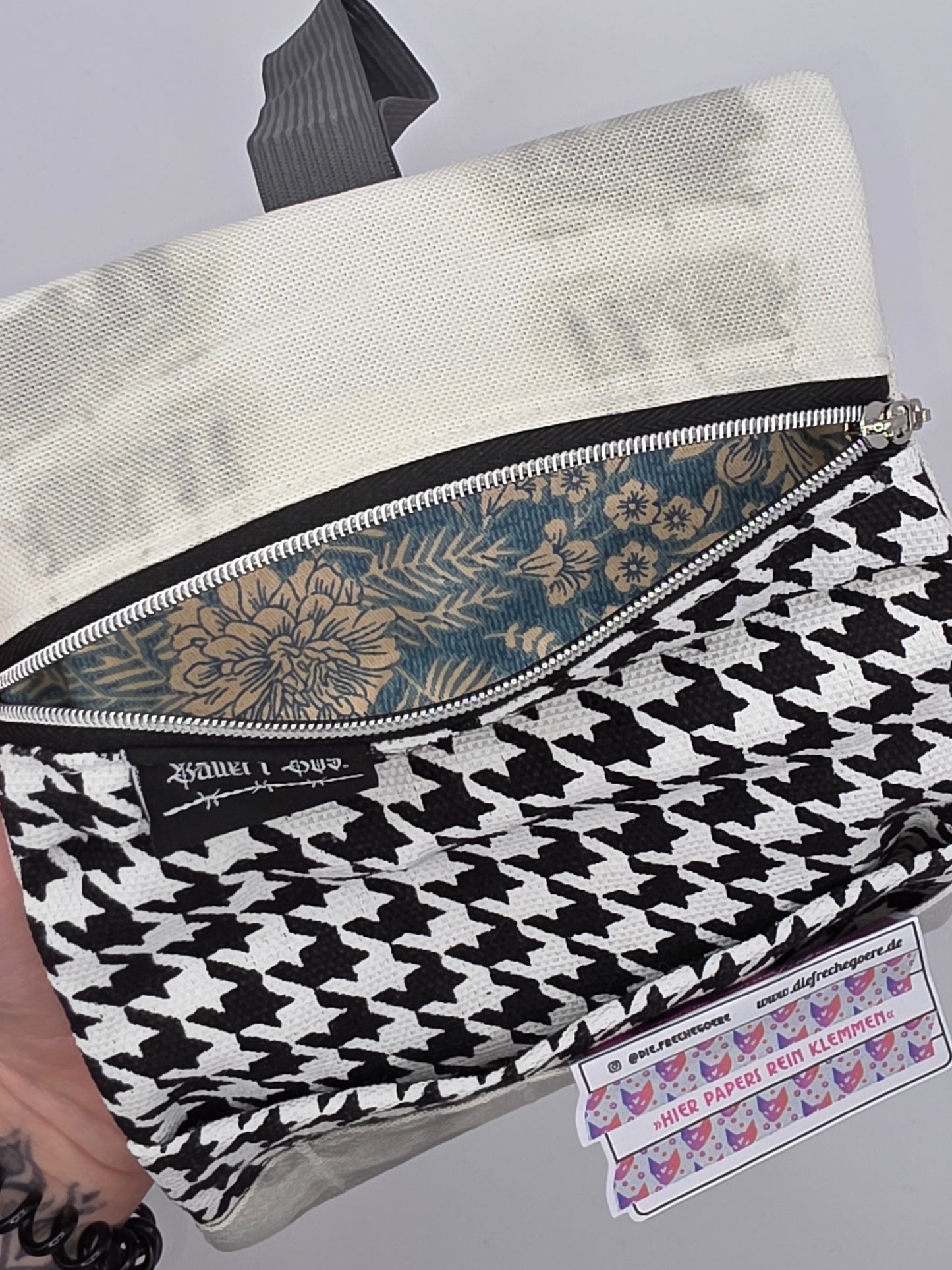 2.2 Tabacco pouch - gray batik