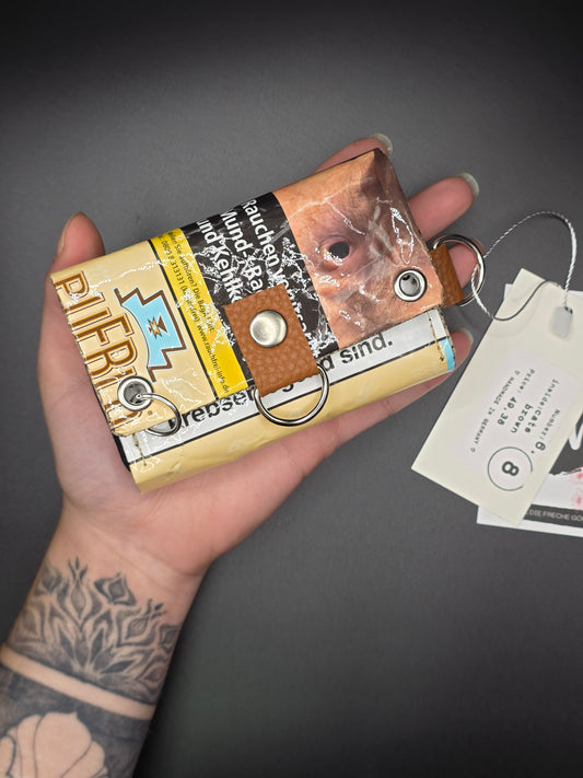 6.8 upcycling wallet - CATS BROWN