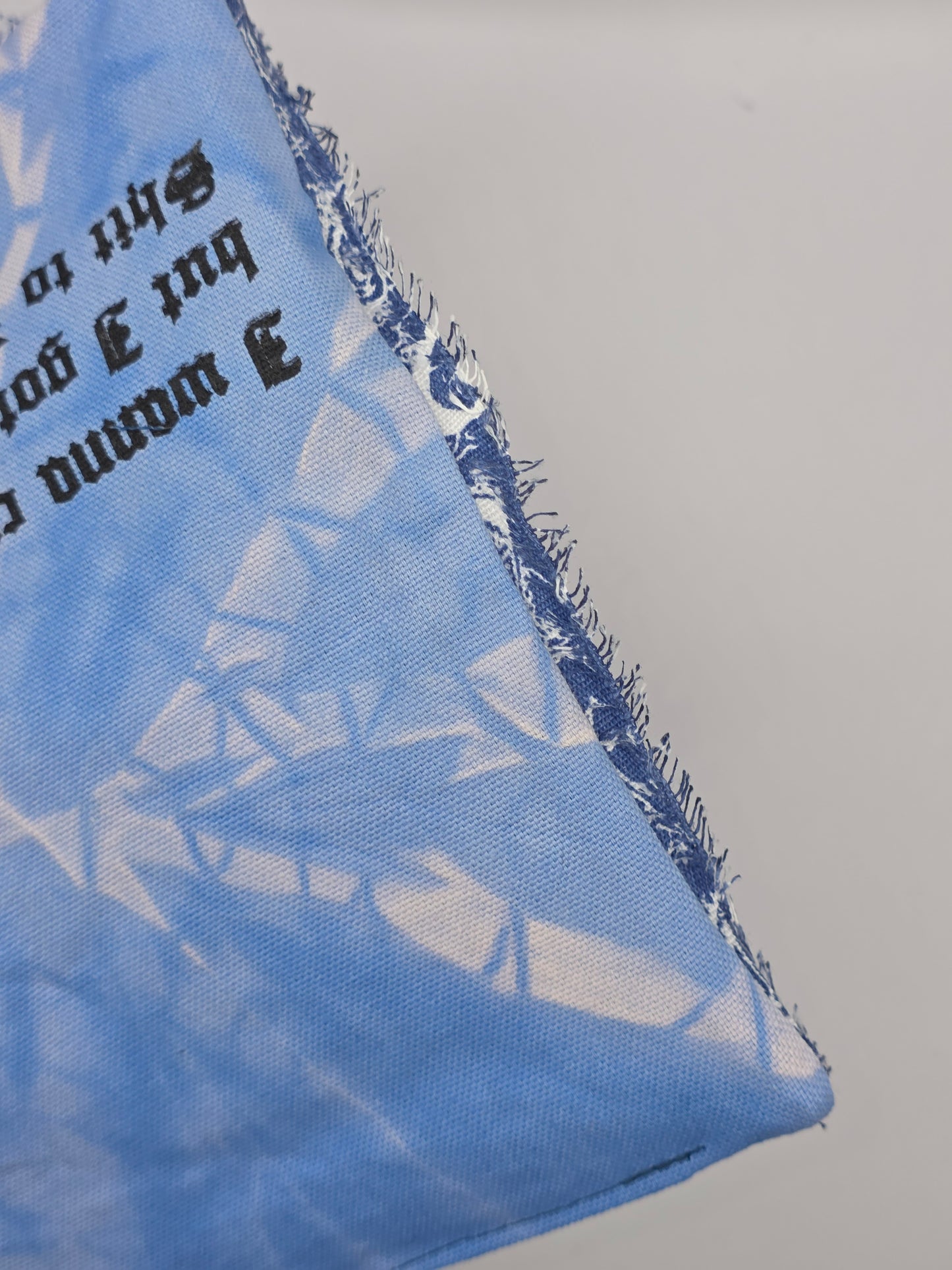2.8 Tabacco pouch - light blue batik