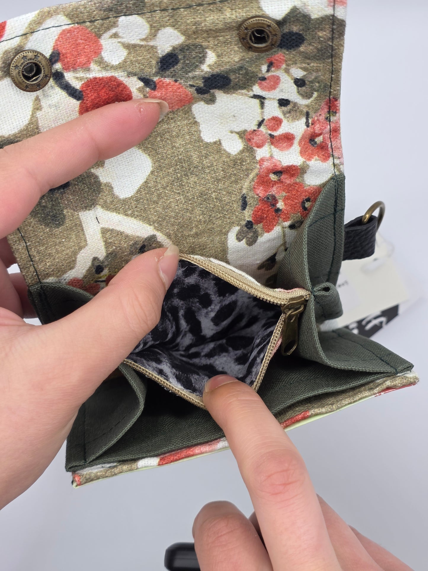 4.8 upcycling wallet, gray leo