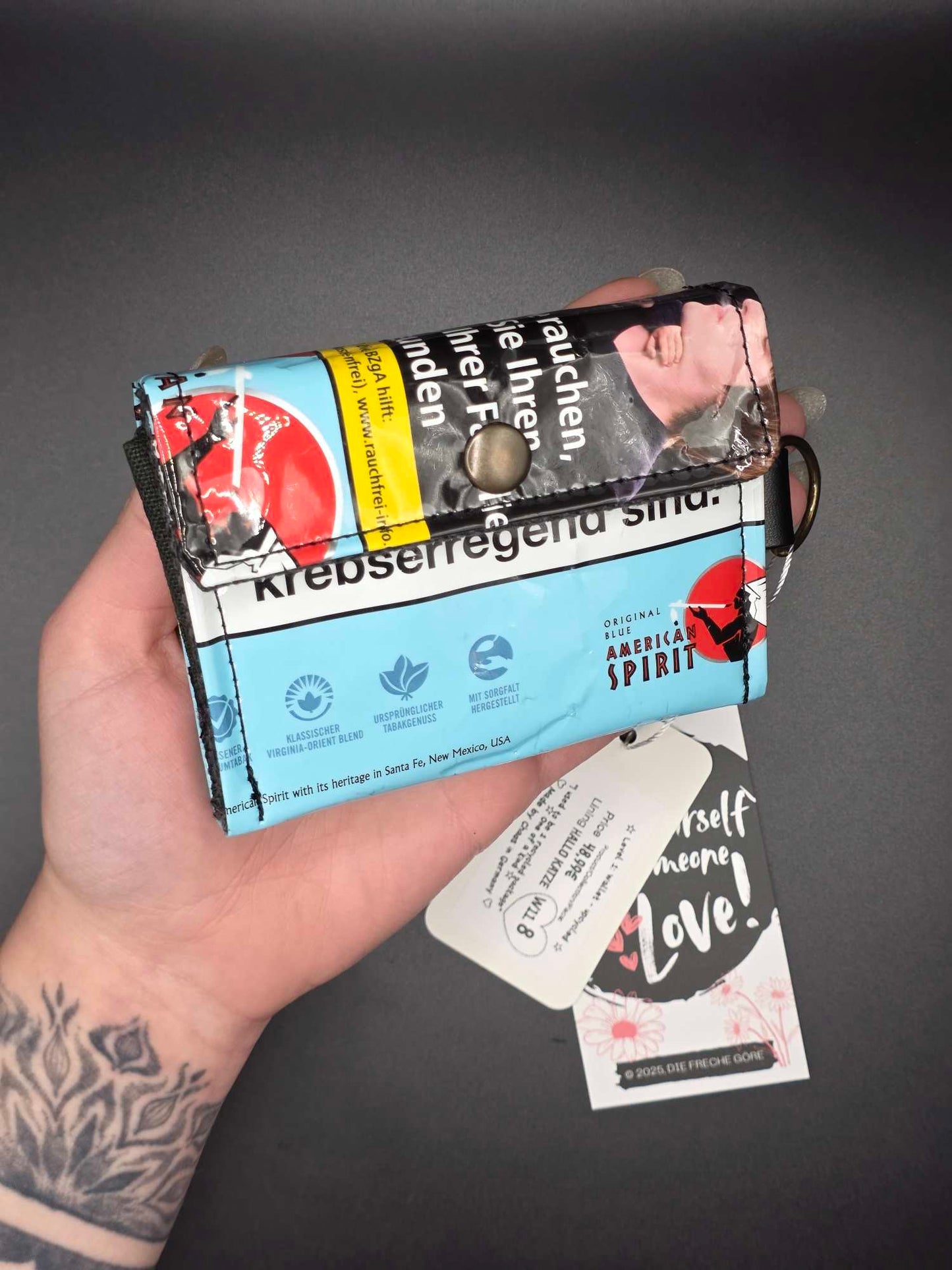 Windows 11.8 wallet - upcycled, Hello Cat inside