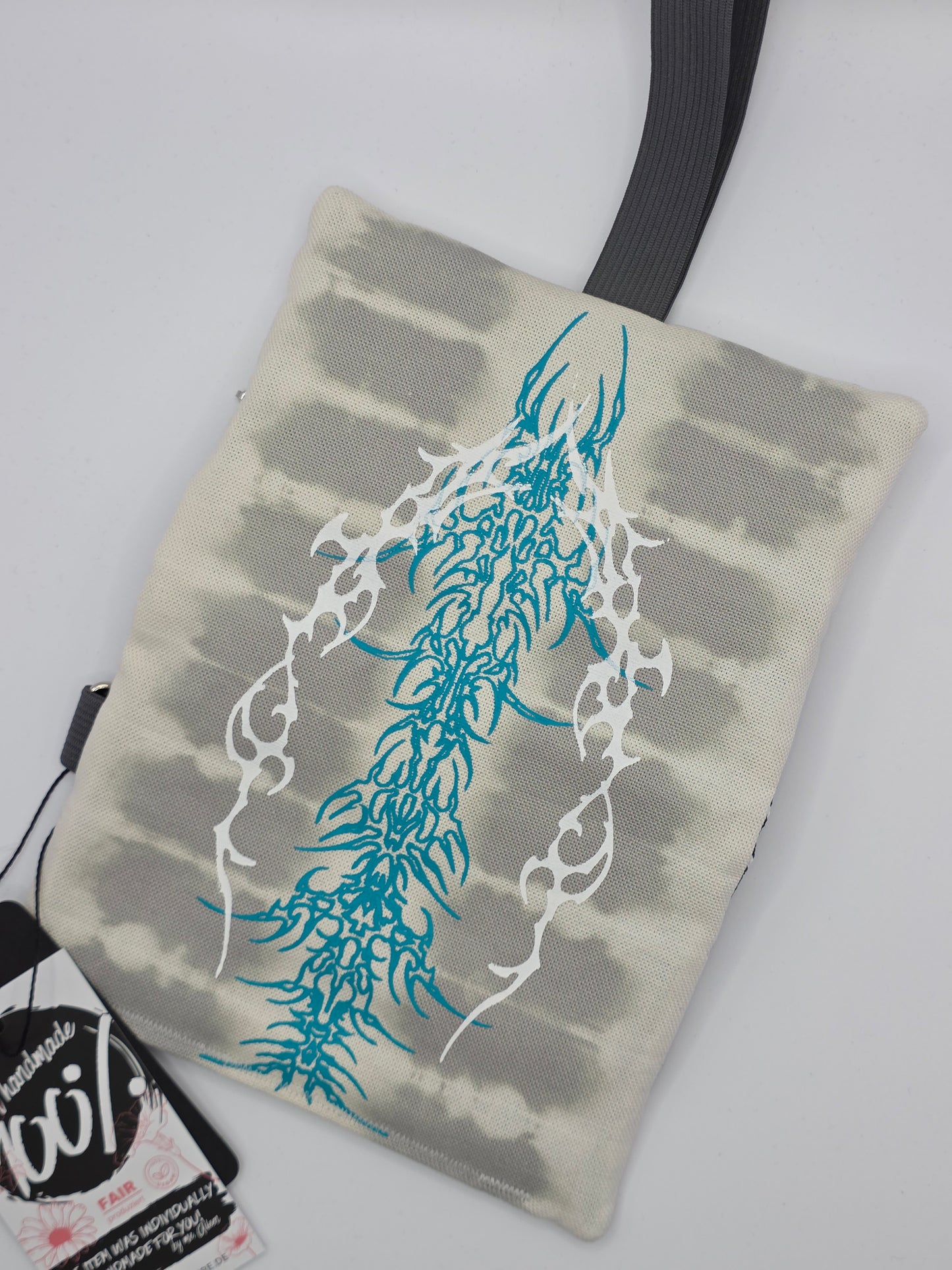 2.2 Tabacco pouch - gray batik