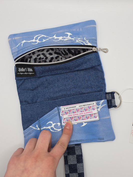 2.5 Tabacco pouch - light blue batik