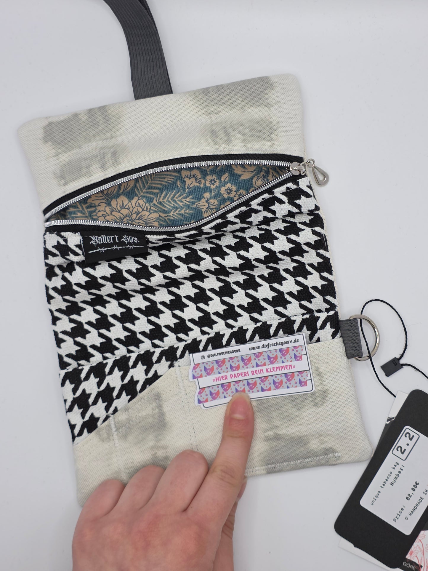 2.2 Tabacco pouch - gray batik