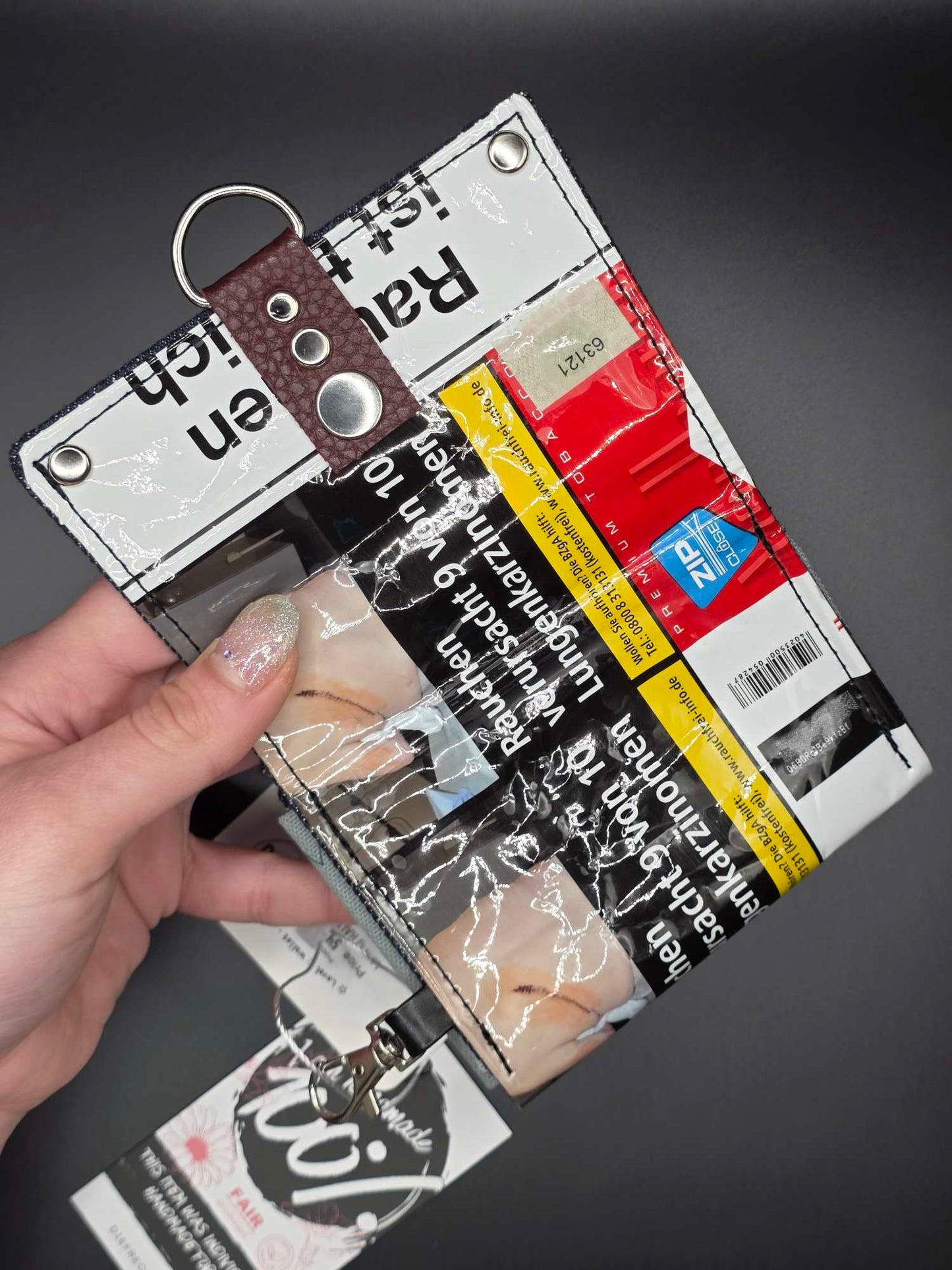 Windows 11.10 wallet - upcycled, Hello Cat inside